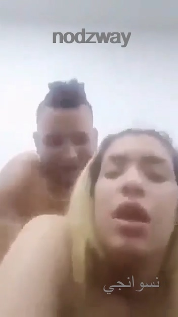 شاب جزائري يفشل في فتح طيز عشيقته فيفشخ كسها في مكتبه 1