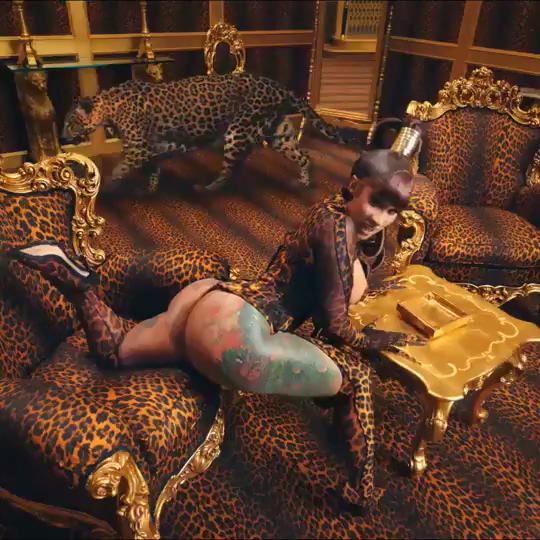 النجمة الأمريكية كاردي بي و مؤخرتها الكبير في فيديو مثير